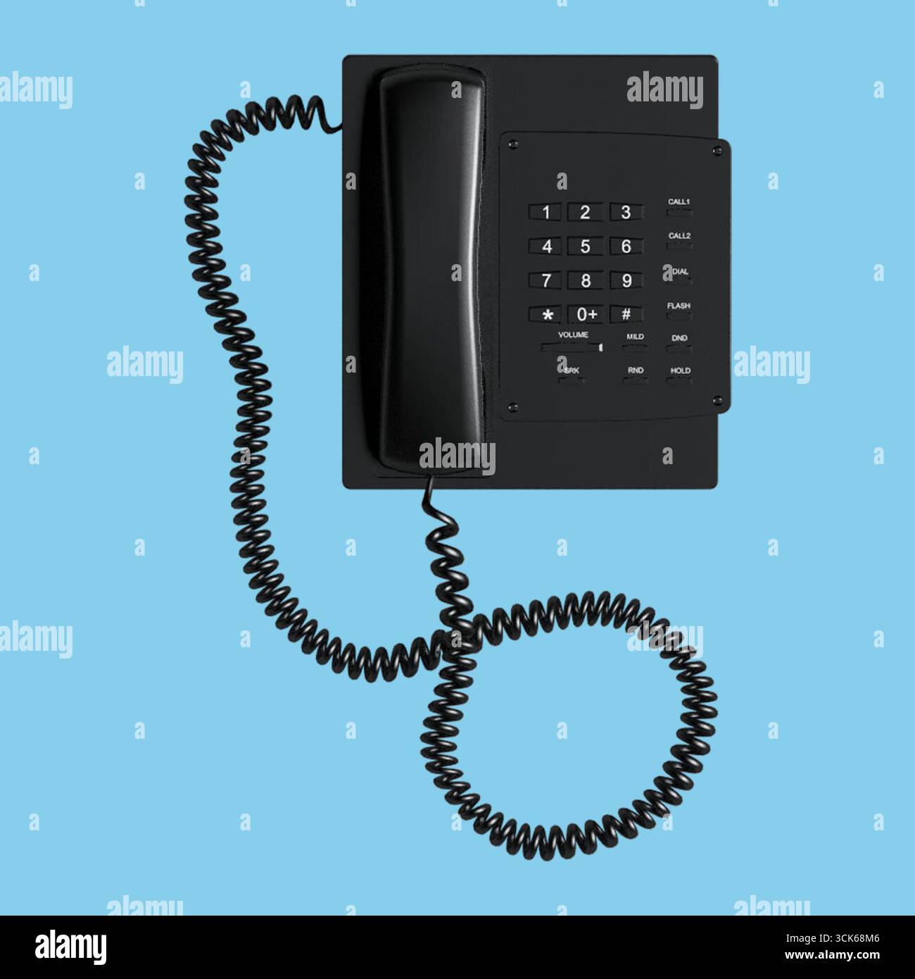 Telefono fisso nero classico con cavo a spirale e tastierino numerico per la composizione. Foto Stock