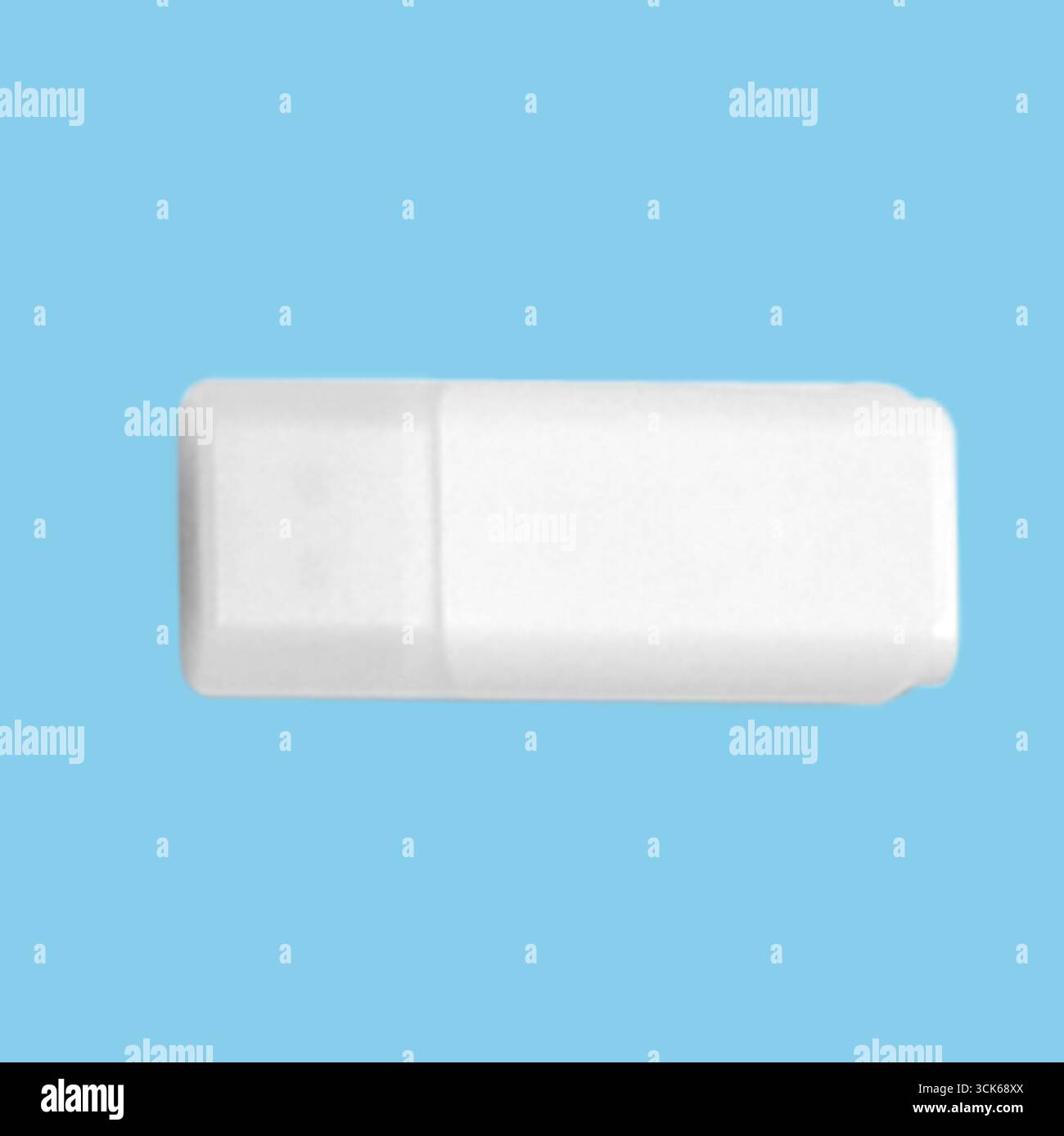 Una semplice gomma bianca progettata per rimuovere i segni della matita dalla carta. Foto Stock