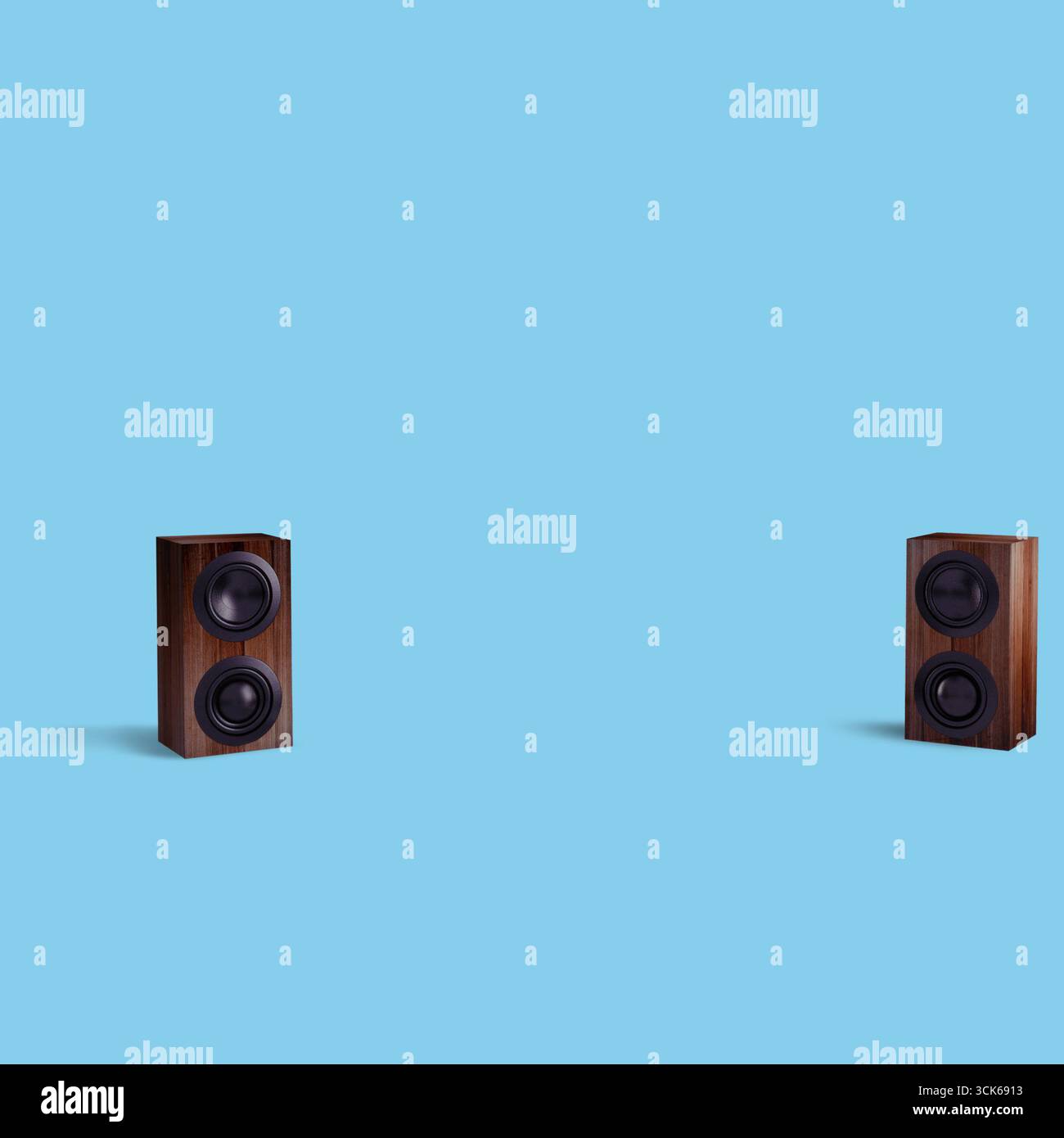 Un paio di altoparlanti in legno progettati per la riproduzione audio, che presentano un'estetica elegante e moderna. Foto Stock