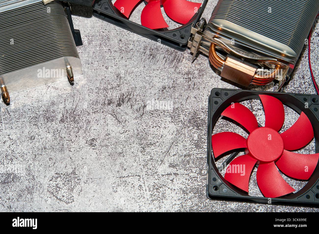 Dall'alto del raffreddatore CPU rosso d'epoca, chiamato anche ventola di raffreddamento per PC posizionata sulla superficie Foto Stock