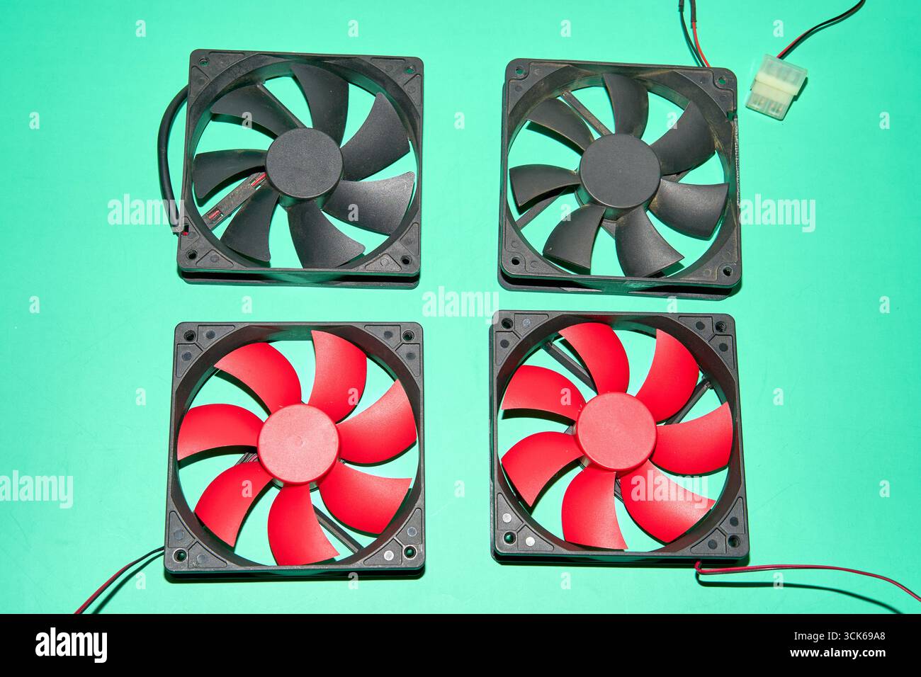 Dall'alto del raffreddatore CPU rosso d'epoca, chiamato anche ventola di raffreddamento per PC posizionata sulla superficie Foto Stock