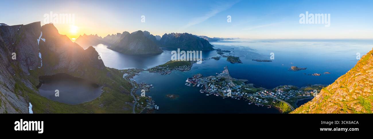 Vista aerea al tramonto della baia di Reine dalla vetta rocciosa di Reinebringen. Reine, Moskenes, Nordland, Isole Lofoten, Norvegia. Foto Stock