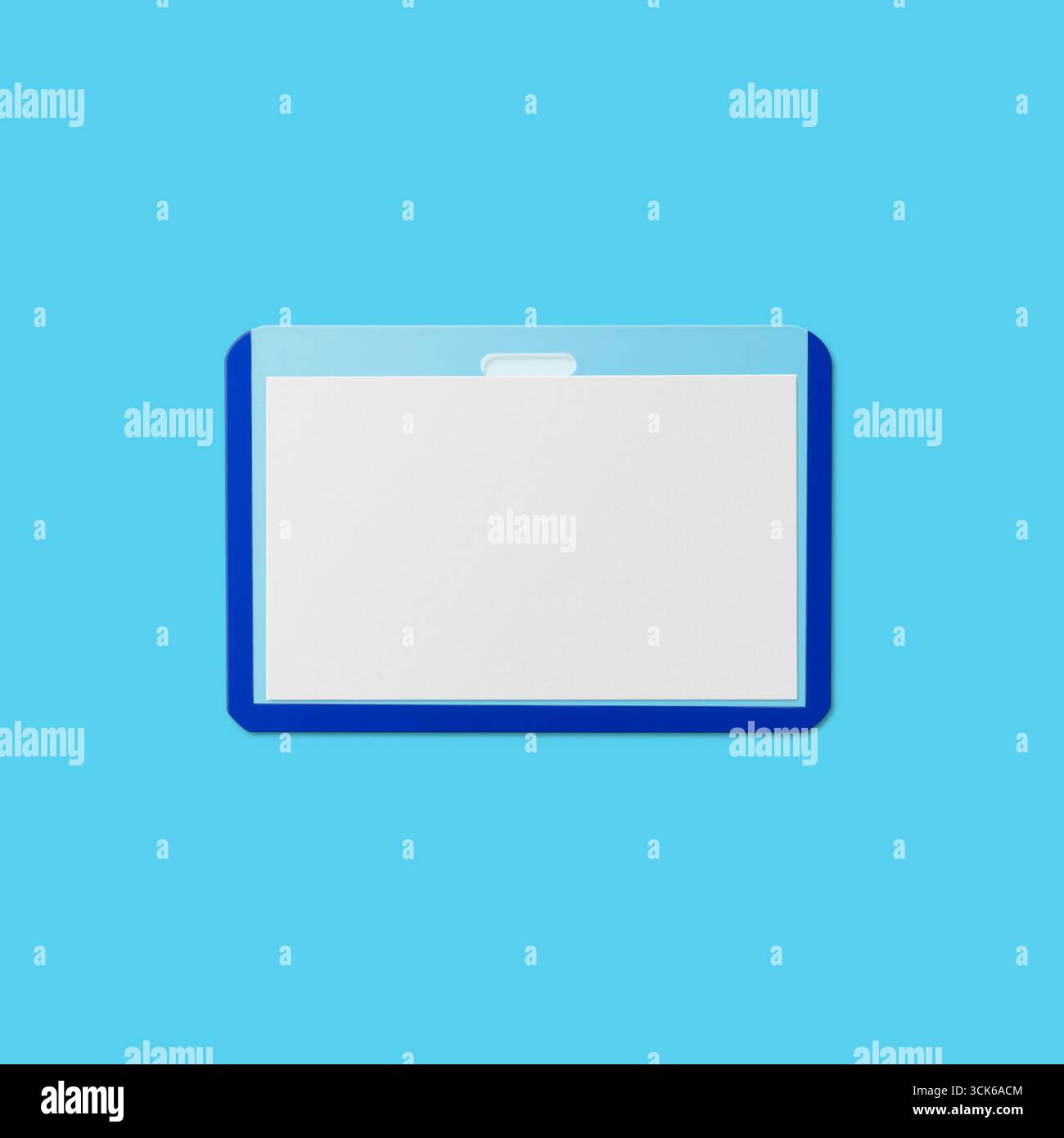 Un porta-carte d'identità vuoto con bordo blu, progettato per esporre le carte d'identità in modo sicuro. Foto Stock