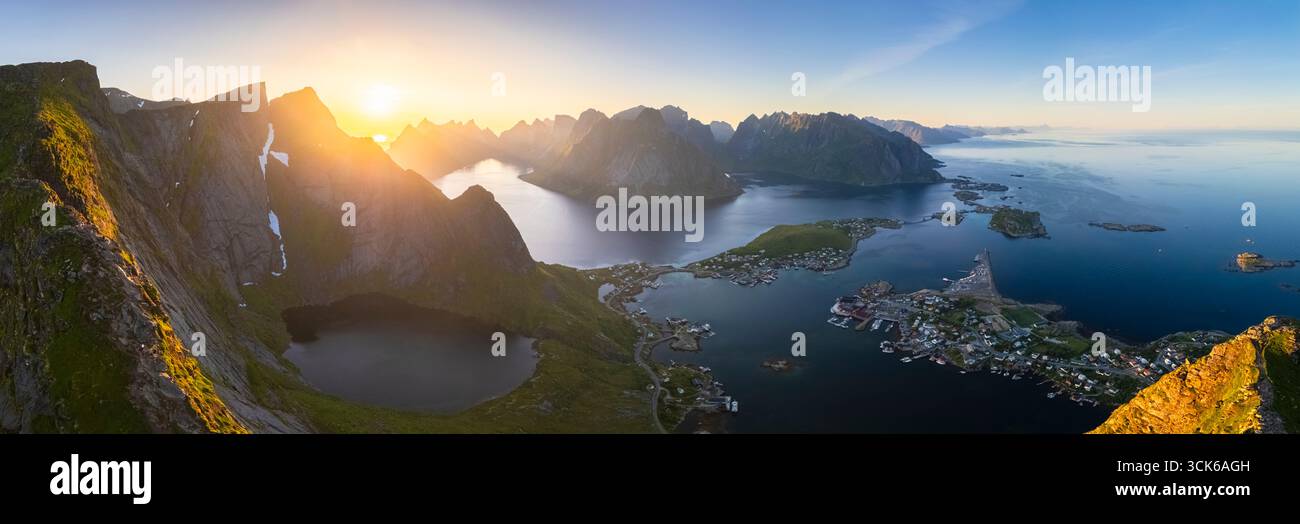 Vista aerea al tramonto della baia di Reine dalla vetta rocciosa di Reinebringen. Reine, Moskenes, Nordland, Isole Lofoten, Norvegia. Foto Stock