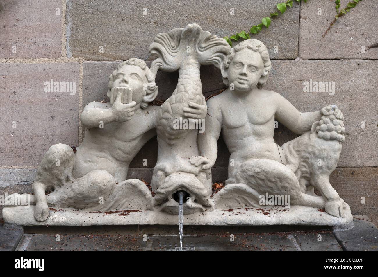 Figure di una fontana barocca, intorno al 1700, Melanchtonschule, Norimberga, Franconia media, Baviera, Germania Foto Stock