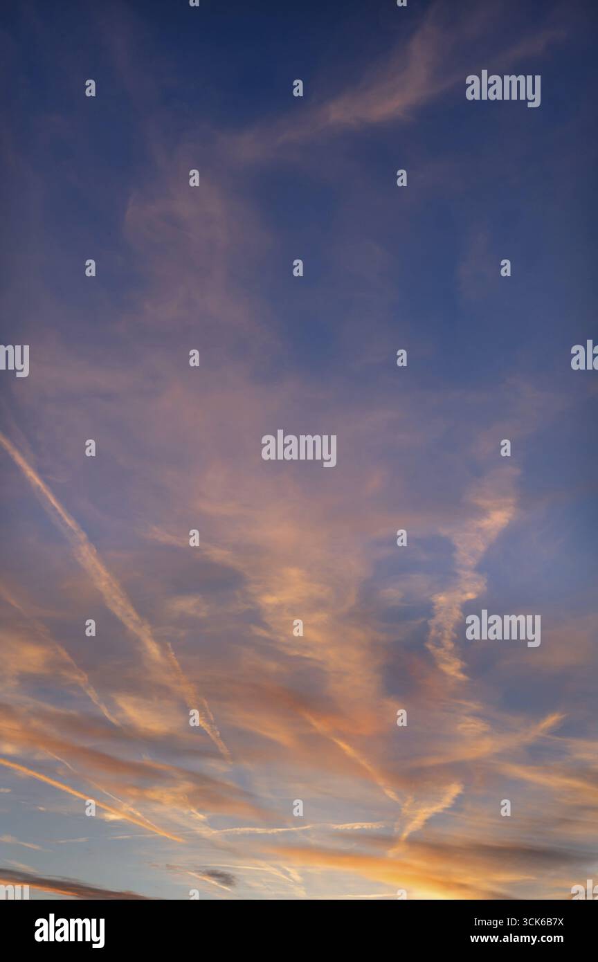 Si contrappone nel cielo serale, Baviera, Germania Foto Stock