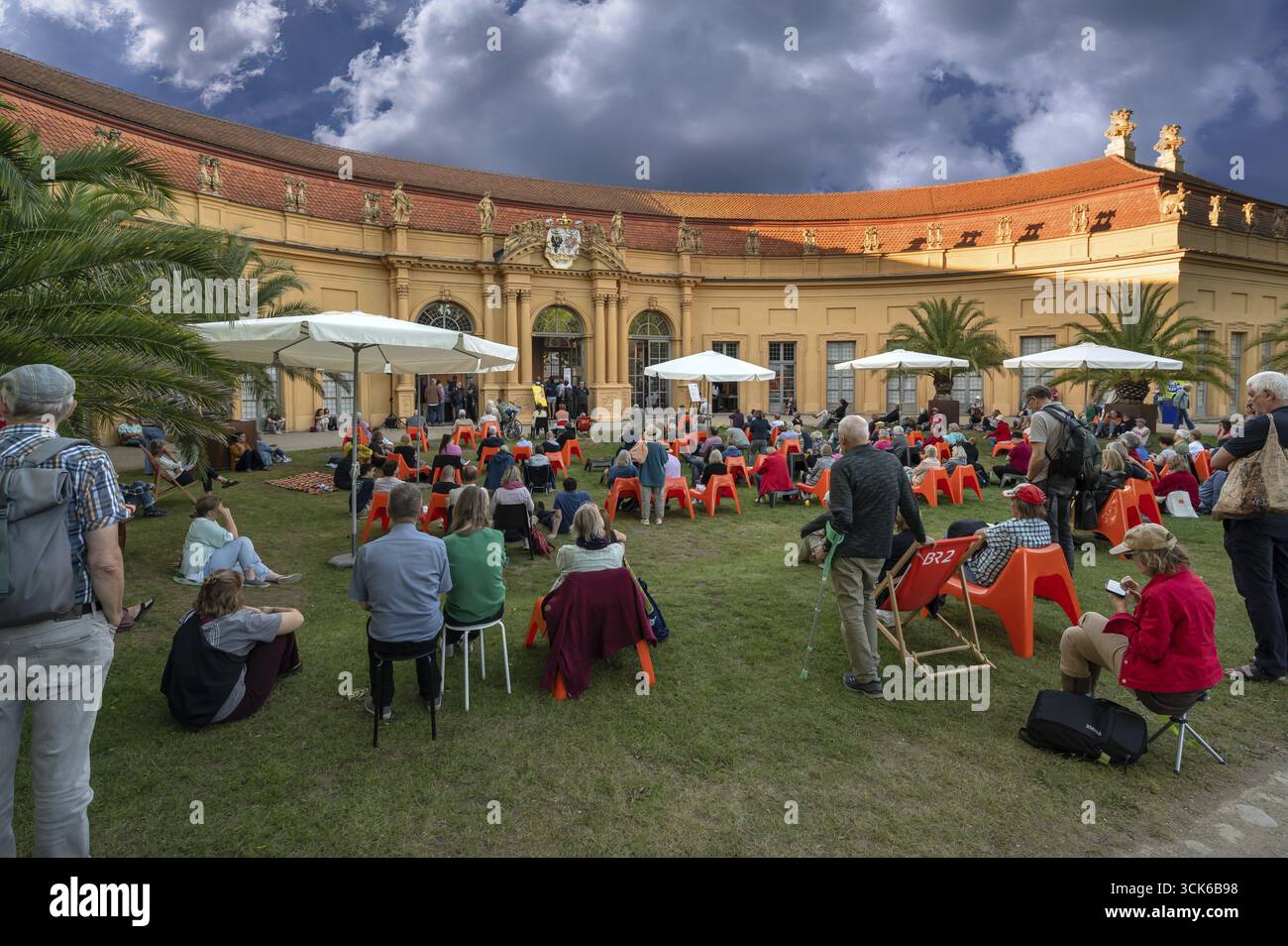 Festival della poesia di fronte all'Orangerie nei giardini del palazzo, Erlangen, Franconia media, Baviera, Germania Foto Stock