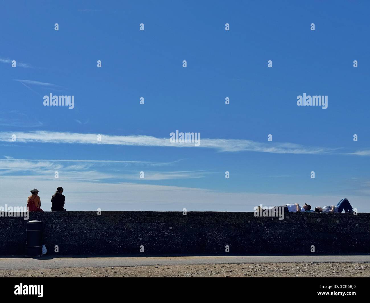Persone che si rilassano e si godono il sole, Contea di Waterford, Irlanda. - Immagine stock catturata con smartphone