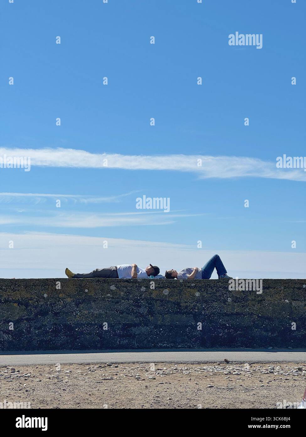 Persone che si rilassano e si godono il sole, Contea di Waterford, Irlanda. - Immagine stock catturata con smartphone