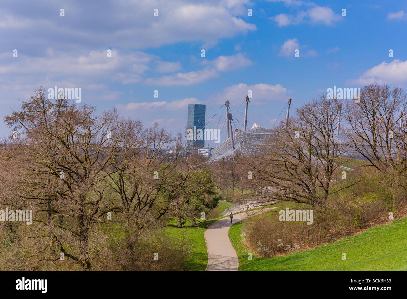 Monaco di Baviera, Germania: 2 aprile 2025: Una vista panoramica dell'Olympiapark di Monaco con lussureggianti prati verdi, alberi e la caratteristica architettura delle Olimpiadi Foto Stock