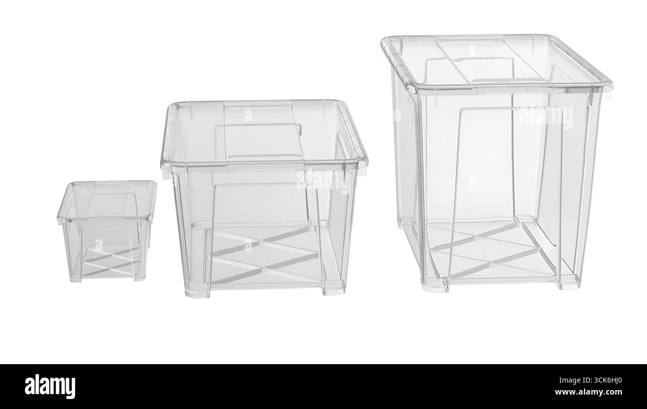 Un set di tre contenitori in plastica trasparente di varie dimensioni, ideali per organizzare gli articoli in casa o in ufficio. Foto Stock
