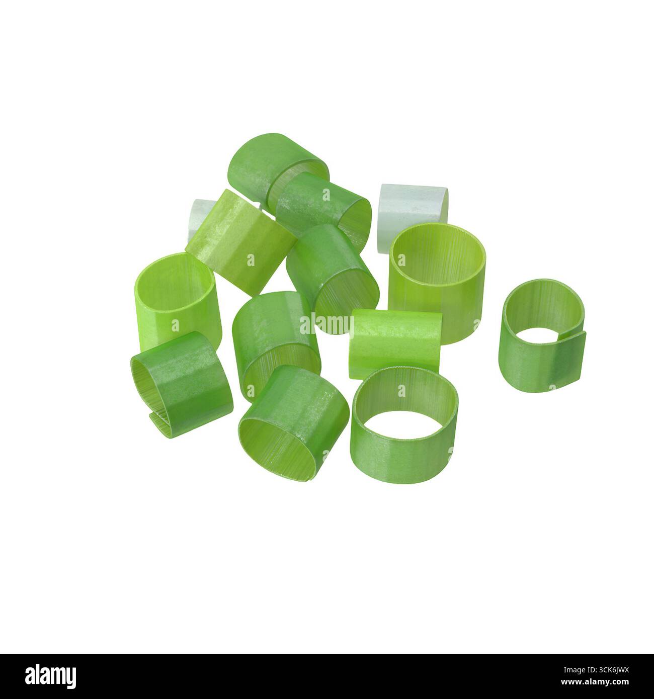 Una collezione di anelli di plastica verde traslucido, probabilmente utilizzati per l'artigianato o per scopi decorativi. Foto Stock