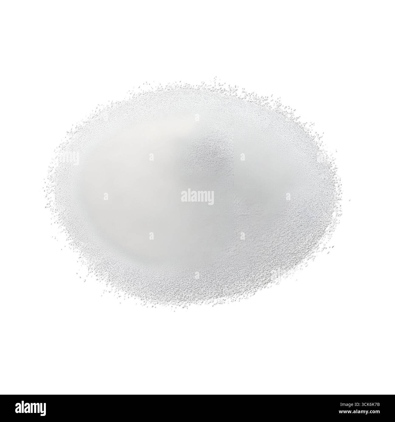 Un mucchio di polvere bianca, probabilmente zucchero o sale, visualizzato su uno sfondo semplice, che ne sottolinea la consistenza e il colore. Foto Stock