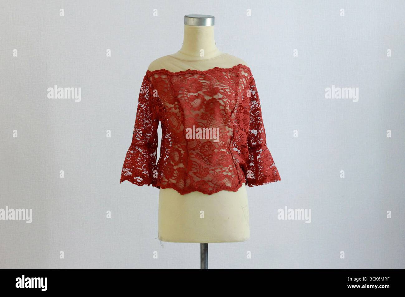 Abito kebaya rosso esposto su un manichino. Foto Stock