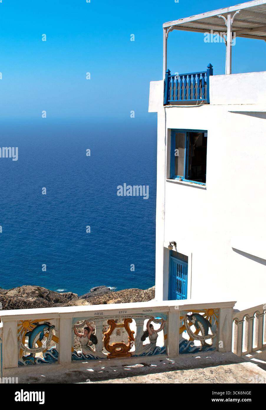 Tipica architettura in stile greco delle Cicladi bianca e blu con vista mare e sculture ornate sulle ringhiere. Foto Stock