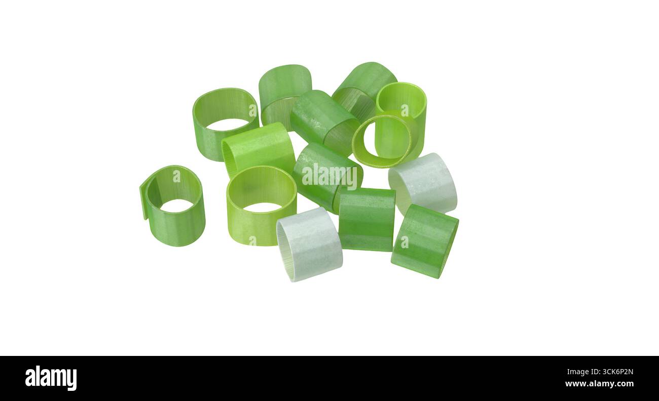 Una collezione di anelli di plastica colorati, comunemente usati nell'artigianato o come elementi decorativi. Foto Stock