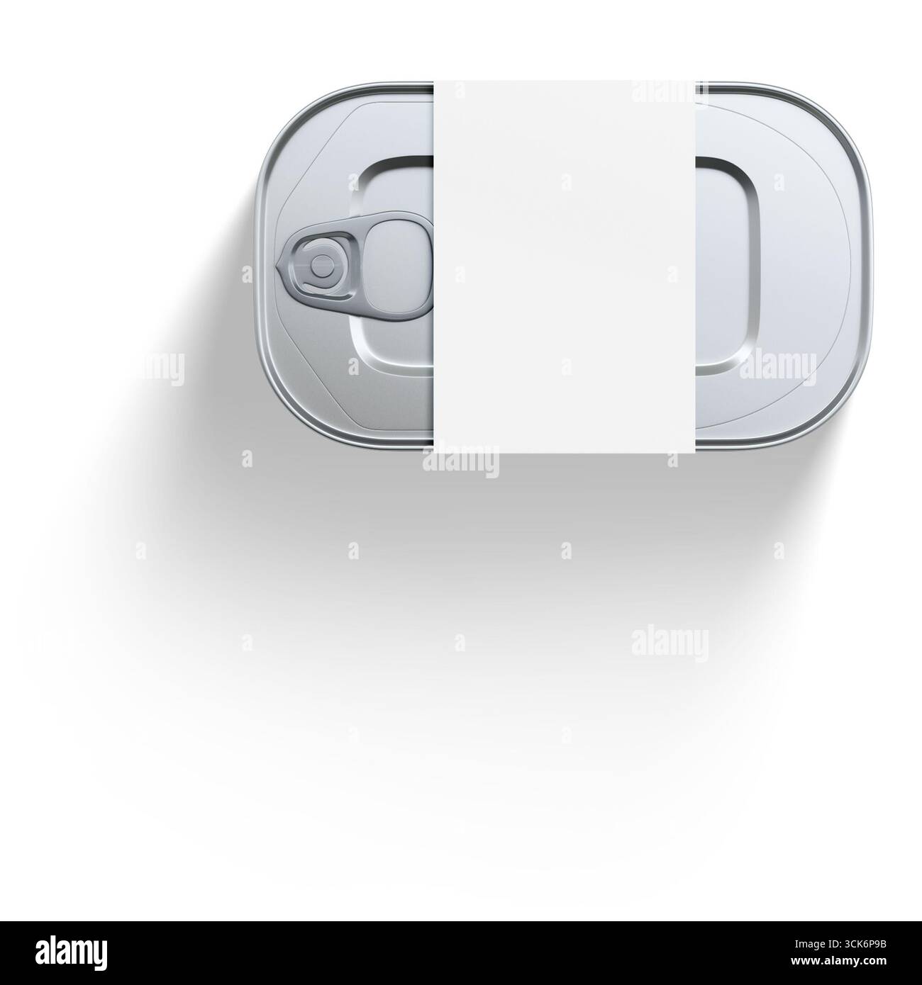 Vista dall'alto di una lattina metallica con una linguetta, parzialmente coperta da un'etichetta vuota, che indica che è pronta per il branding o il consumo. Foto Stock