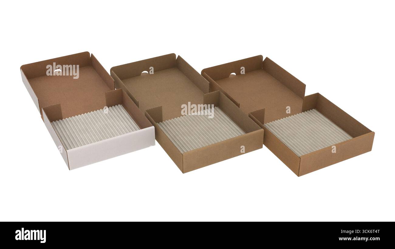 Tre scatole di cartone aperte in vari colori, progettate per lo stoccaggio o l'organizzazione, presentano un design semplice e funzionale. Foto Stock