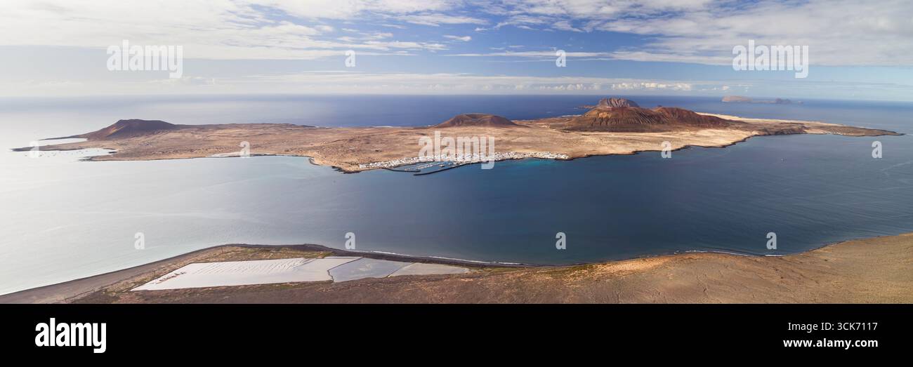 Isola la Graciosa da Mirador del Rio, Lanzarote, Isole Canarie, Spagna. Foto Stock