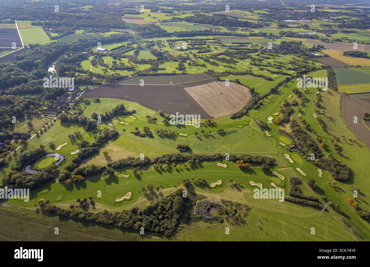 Vista aerea, campo da golf Golfclub Op de Niep, campo da golf, bunker e stagno di sabbia, Toenisberg, Kempen, zona della Ruhr, Renania settentrionale-Vestfalia, Germania, fa Foto Stock