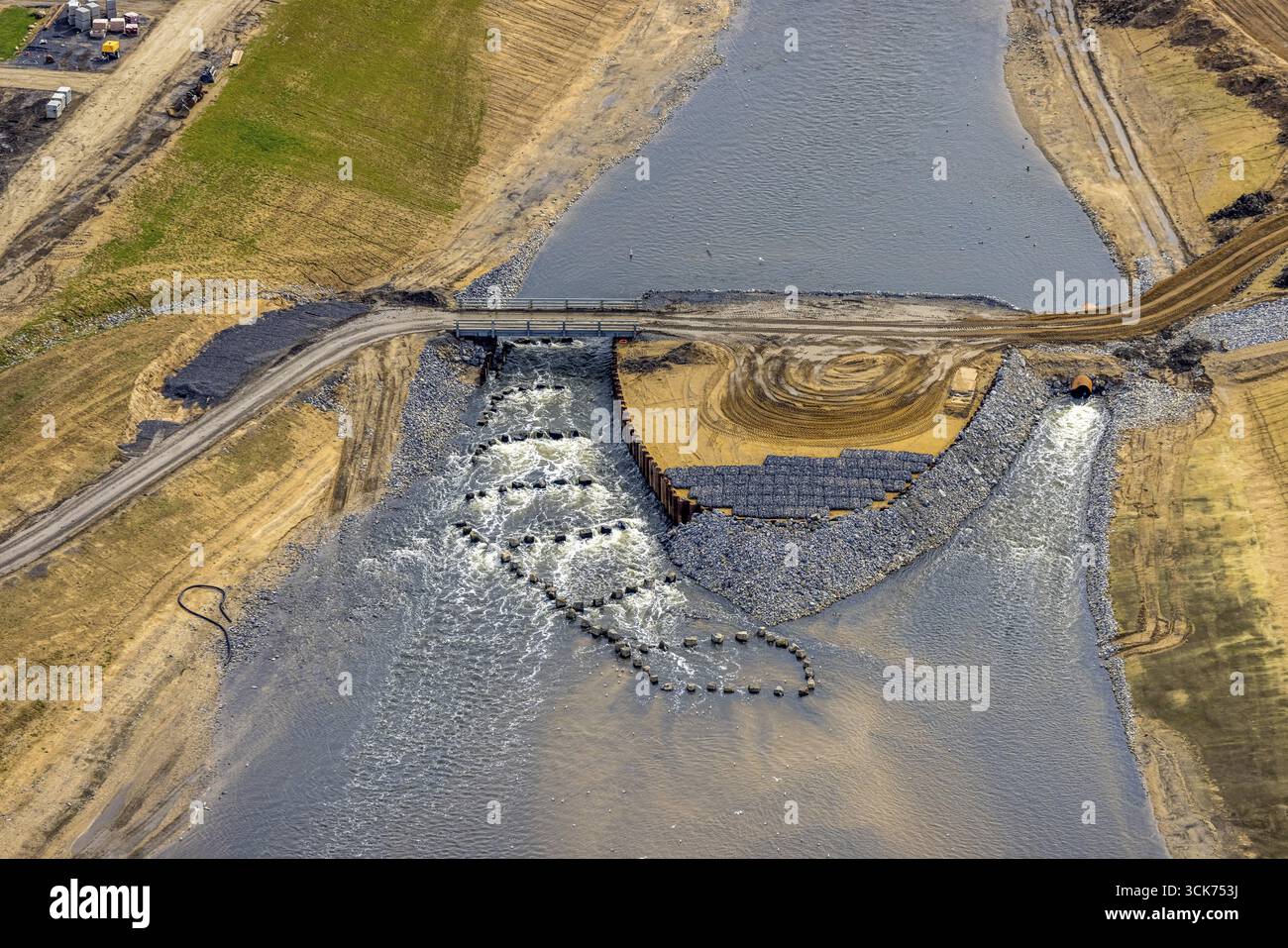 Vista aerea, scala di pesci nell'estuario dell'Emscher, lavori di costruzione del nuovo estuario dell'Emscher nel fiume Reno, rinaturalizzazione dell'Emscher, riprogettazione Foto Stock