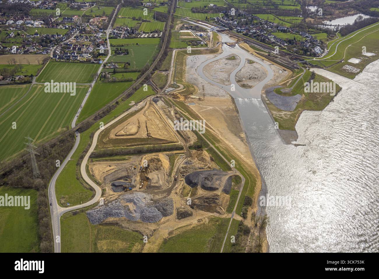 Vista aerea, lavori di costruzione del nuovo estuario di Emscher nel fiume Reno, rinaturalizzazione dell'Emscher, riprogettazione e riposizionamento dell'estua di Emscher Foto Stock