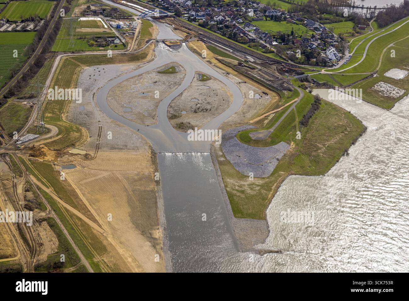 Vista aerea, lavori di costruzione del nuovo estuario di Emscher nel fiume Reno, rinaturalizzazione dell'Emscher, riprogettazione e riposizionamento dell'estua di Emscher Foto Stock