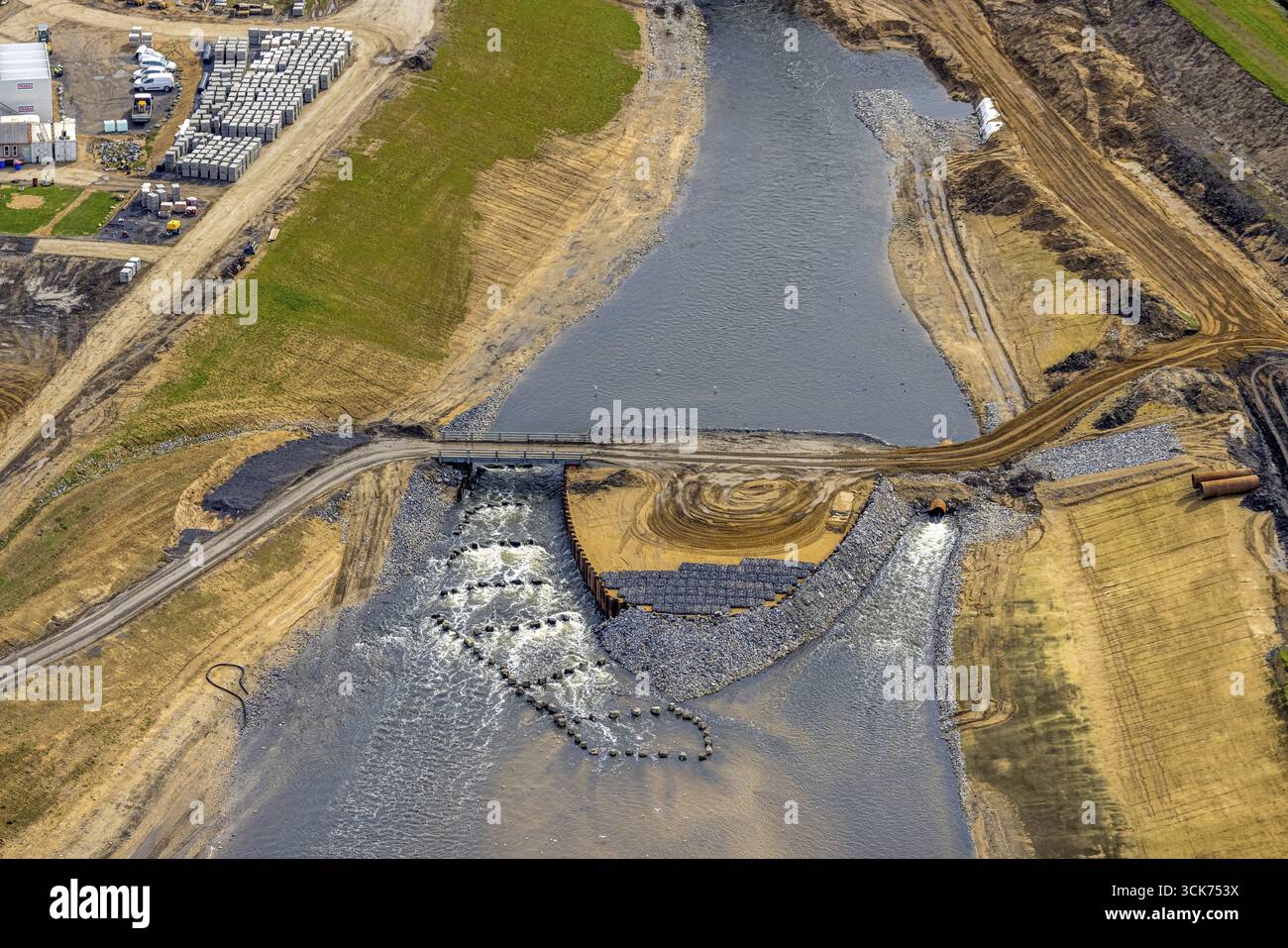 Vista aerea, scala di pesci nell'estuario dell'Emscher, lavori di costruzione del nuovo estuario dell'Emscher nel fiume Reno, rinaturalizzazione dell'Emscher, riprogettazione Foto Stock