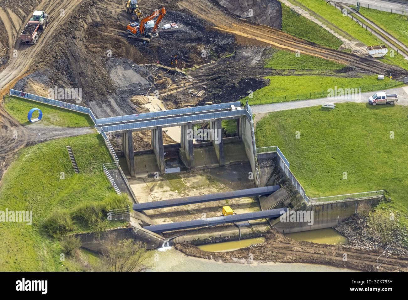 Vista aerea, struttura a goccia dell'estuario di Emscher, lavori di costruzione del nuovo estuario di Emscher nel fiume Reno, rinaturalizzazione dell'Emscher, riprogettazione e. Foto Stock