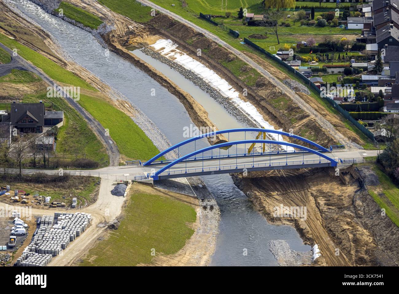 Vista aerea, Emscher Bridge Hagelstrasse, lavori di costruzione del nuovo estuario Emscher nel fiume Reno, rinaturalizzazione dell'Emscher, riprogettazione e re Foto Stock