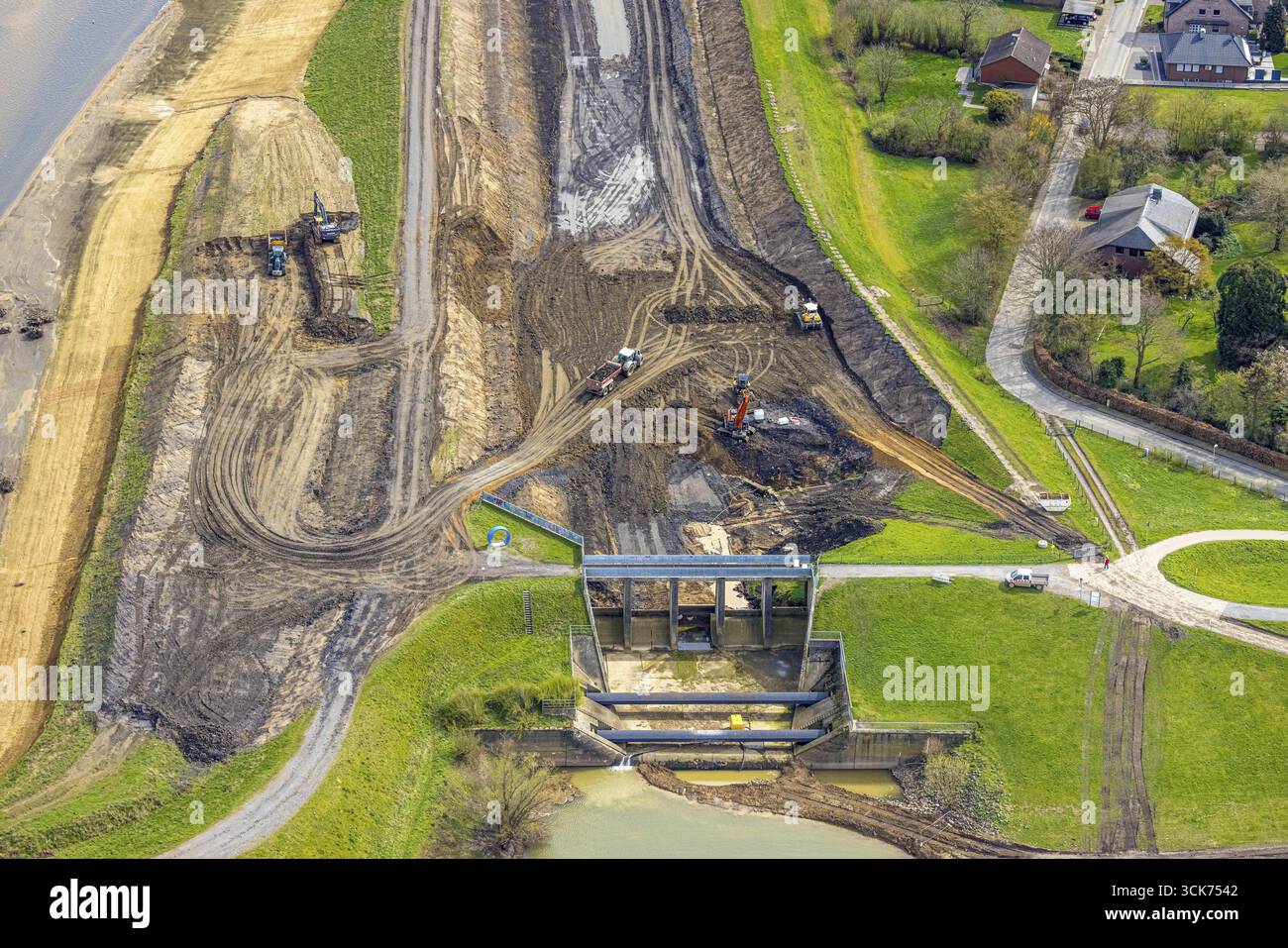 Vista aerea, struttura a goccia dell'estuario di Emscher, lavori di costruzione del nuovo estuario di Emscher nel fiume Reno, rinaturalizzazione dell'Emscher, riprogettazione e. Foto Stock