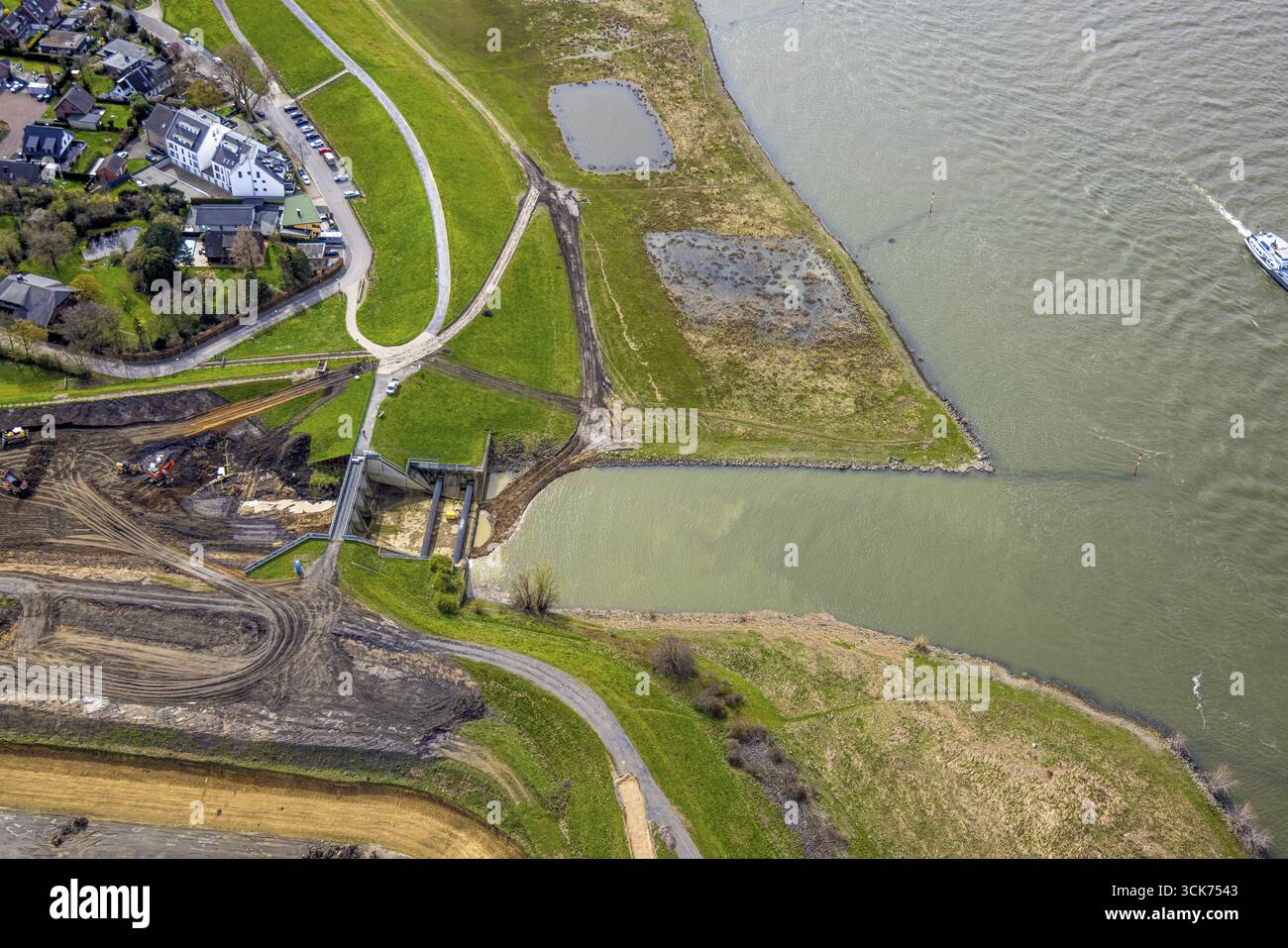 Vista aerea, struttura a goccia dell'estuario di Emscher, lavori di costruzione del nuovo estuario di Emscher nel fiume Reno, rinaturalizzazione dell'Emscher, riprogettazione e. Foto Stock