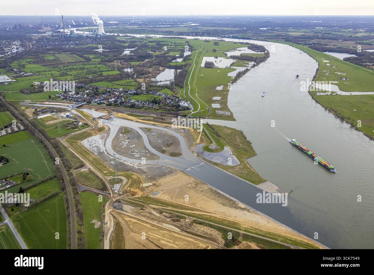 Vista aerea, lavori di costruzione del nuovo estuario di Emscher nel fiume Reno, rinaturalizzazione dell'Emscher, riprogettazione e riposizionamento dell'estua di Emscher Foto Stock