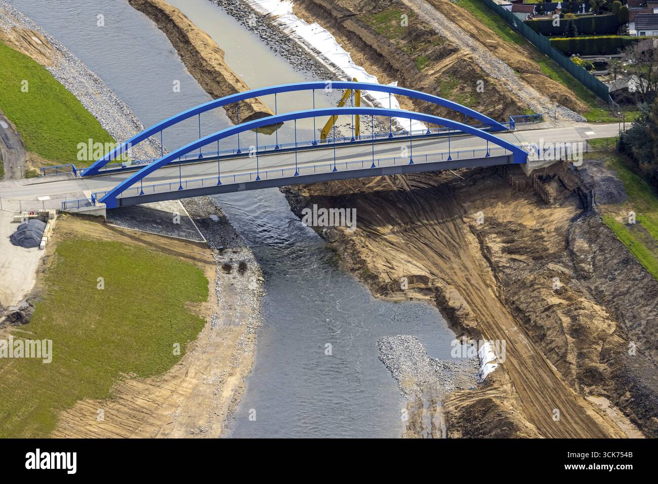 Vista aerea, Emscher Bridge Hagelstrasse, lavori di costruzione del nuovo estuario Emscher nel fiume Reno, rinaturalizzazione dell'Emscher, riprogettazione e re Foto Stock