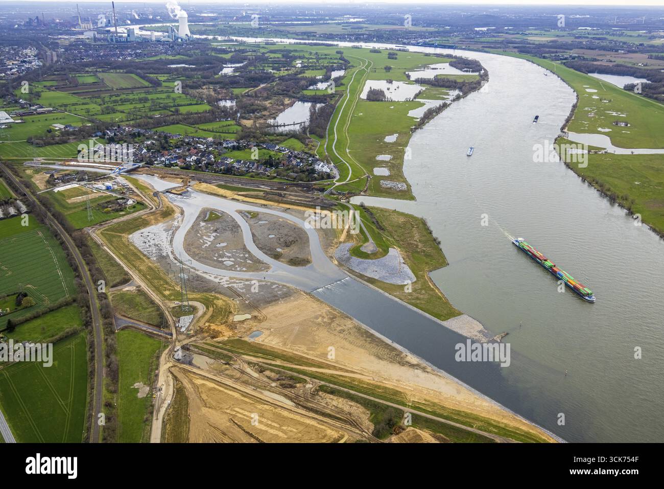 Vista aerea, lavori di costruzione del nuovo estuario di Emscher nel fiume Reno, rinaturalizzazione dell'Emscher, riprogettazione e riposizionamento dell'estua di Emscher Foto Stock