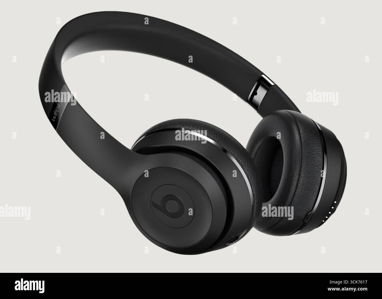 Un paio di eleganti cuffie nere progettate per un'esperienza audio coinvolgente. Foto Stock