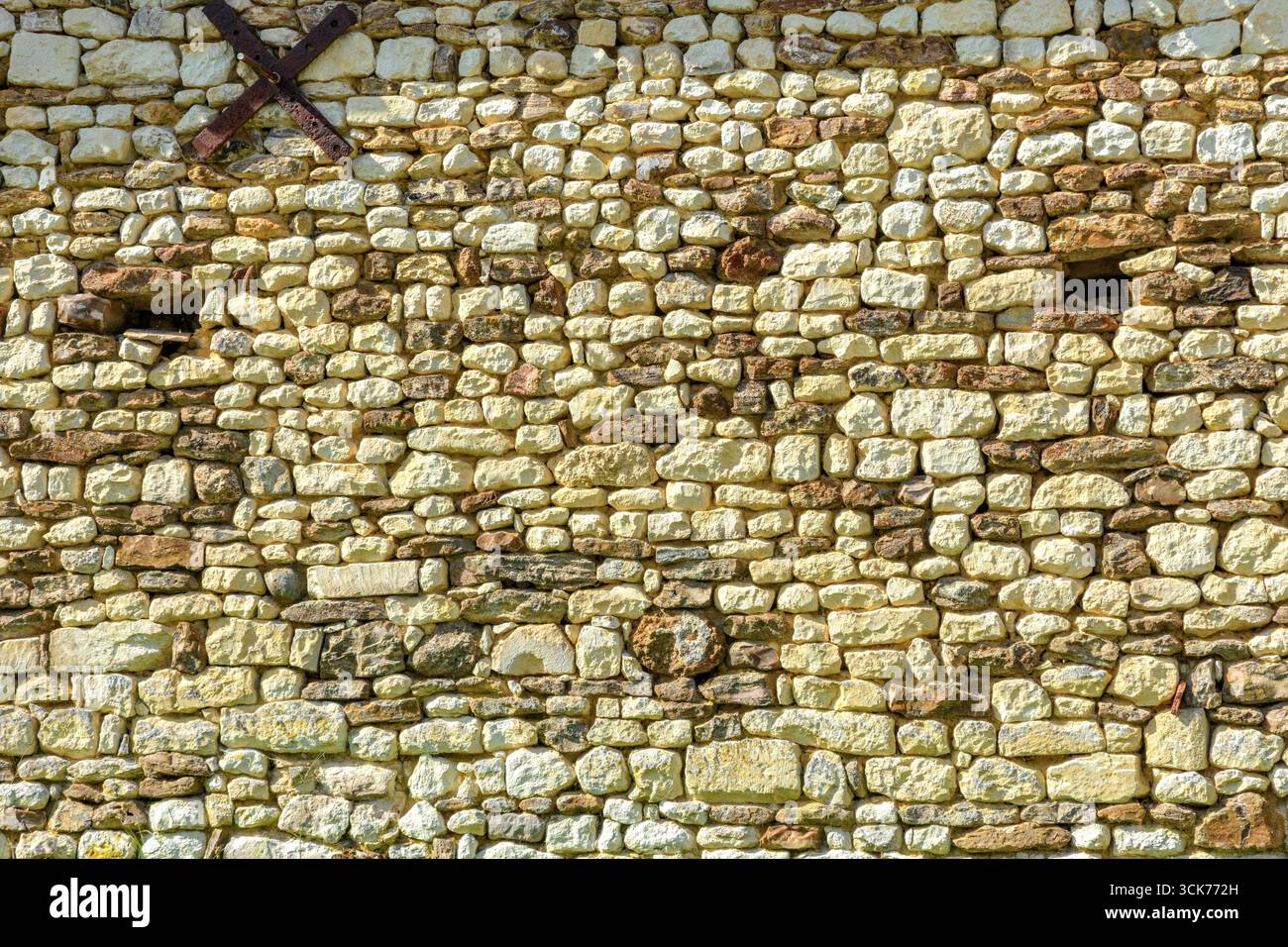 Ristrutturato e ripulito vecchio fienile, muro di pietra a corso casuale - sud-Touraine, Francia centrale. Foto Stock