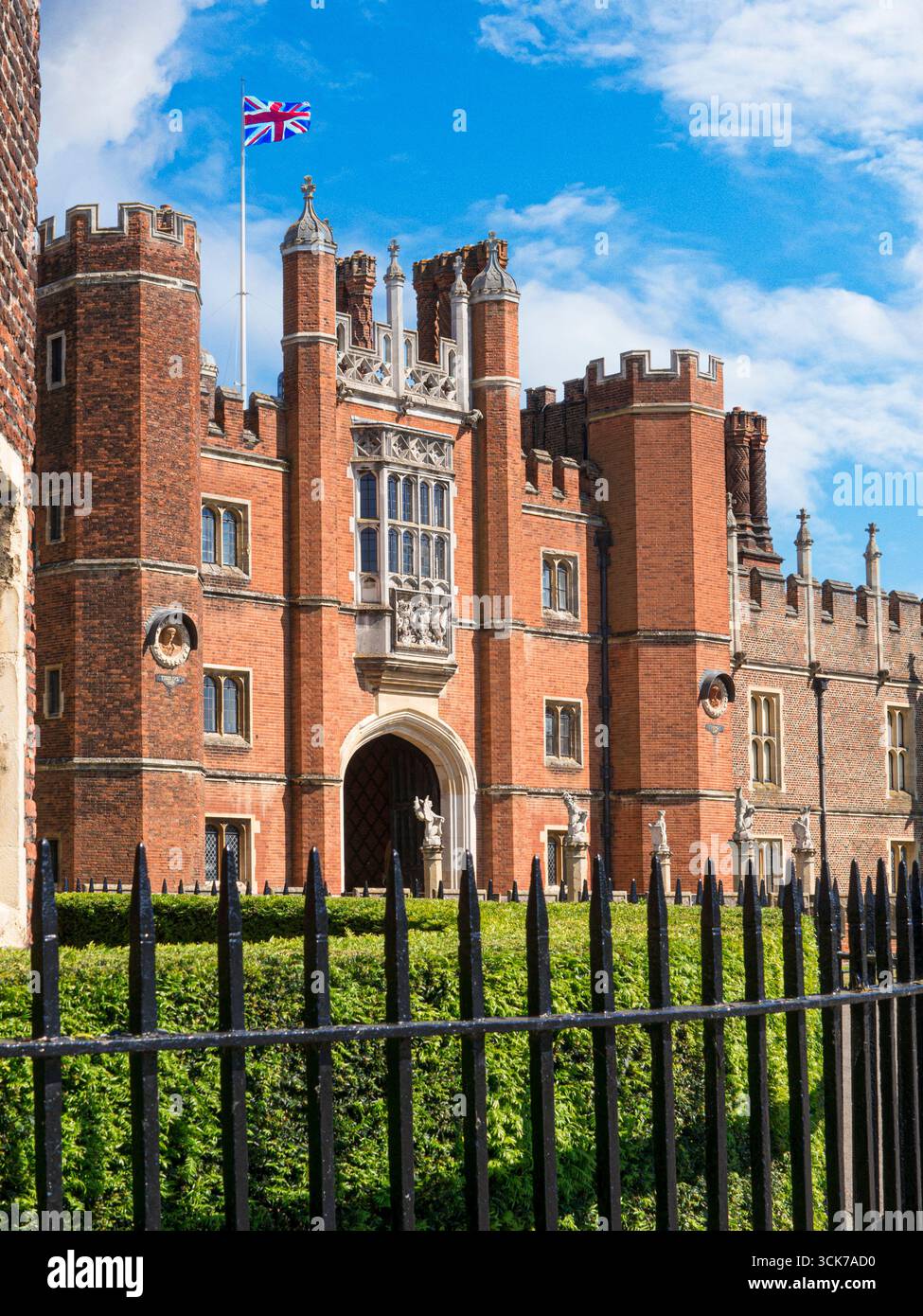 L'ingresso all'Hampton Court Palace è un palazzo reale che sorvola la bandiera Union Jack all'esterno del London Borough of Richmond upon Thames Greater London Surrey UK Foto Stock