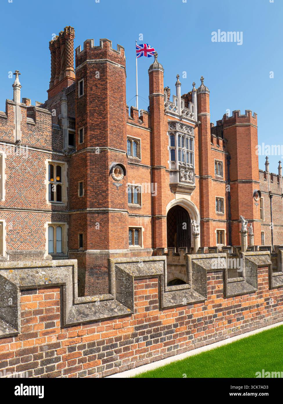 L'ingresso all'Hampton Court Palace è un palazzo reale che sorvola la bandiera Union Jack all'esterno del London Borough of Richmond upon Thames Greater London Surrey UK Foto Stock