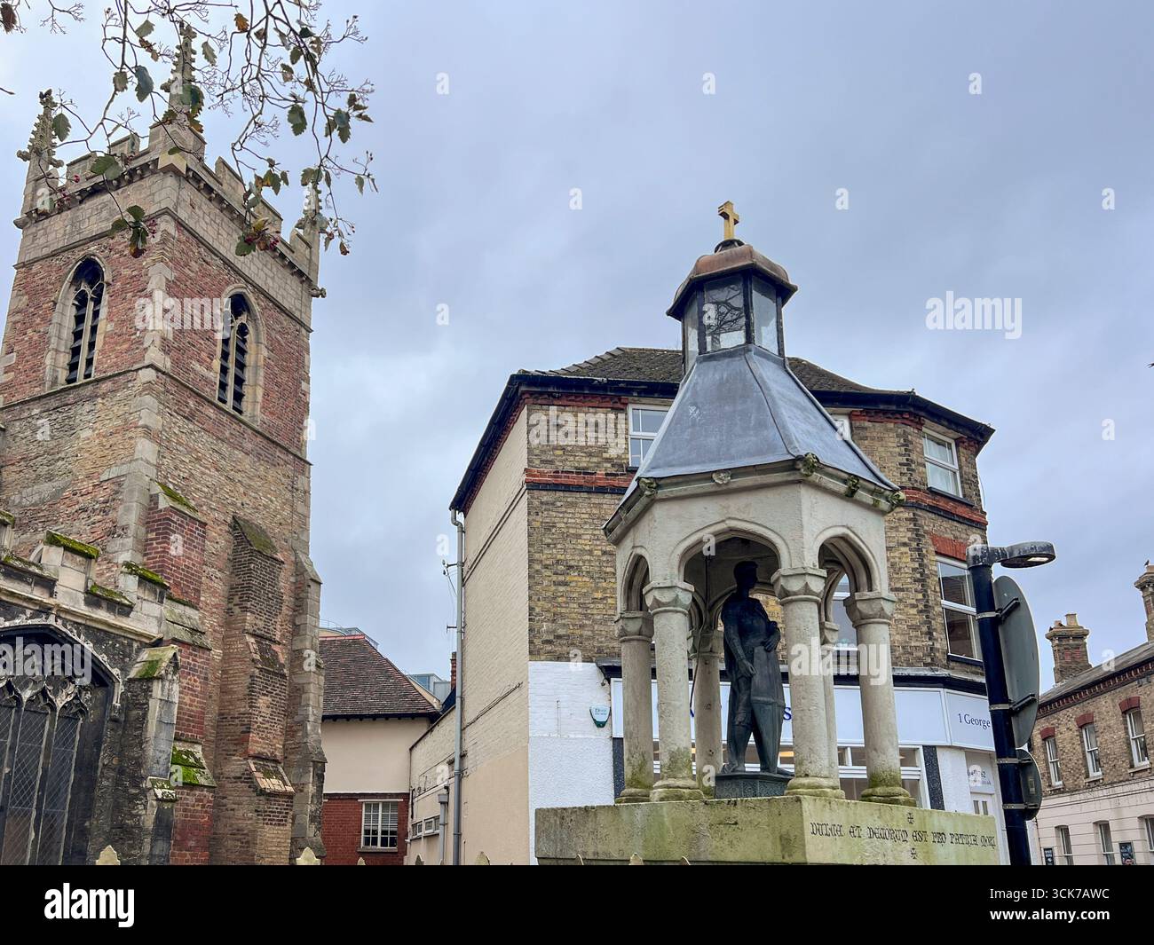 Chiesa di tutti i Santi e memoriale di guerra nella città medievale di Huntingdon, Cambridgeshire, Regno Unito Foto Stock