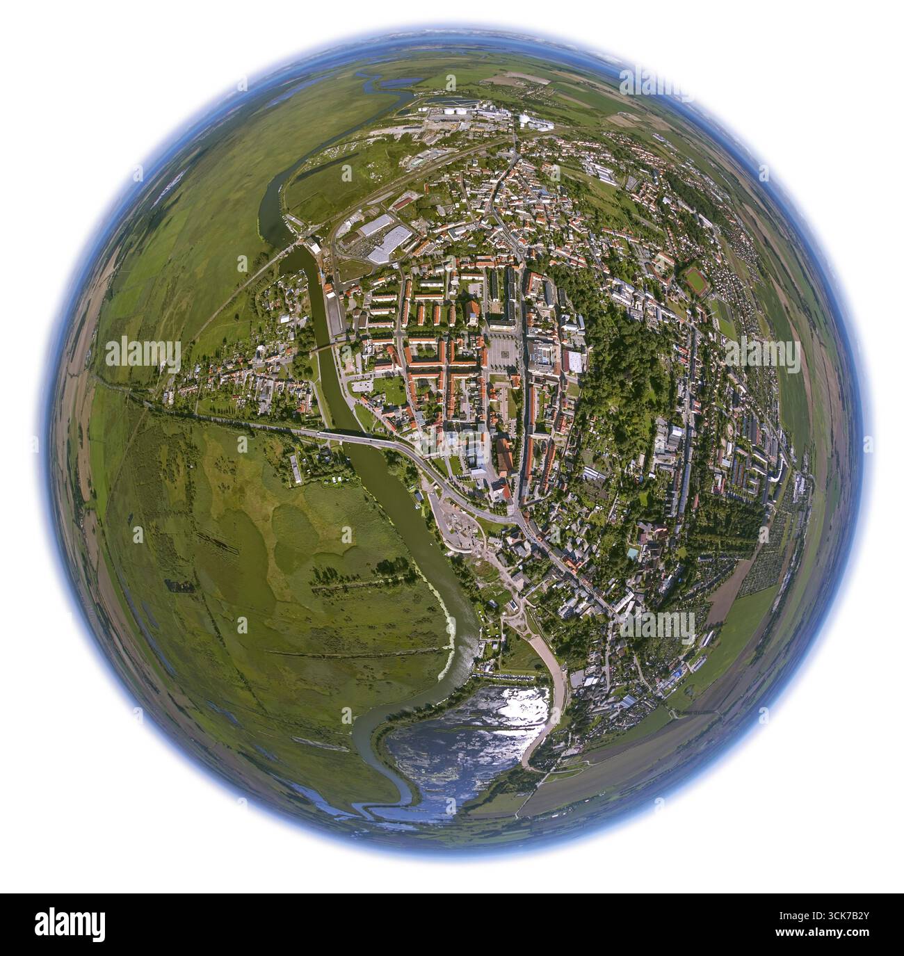 La porta di pietra è un punto di riferimento di Anklam, fiume Peene, mercato, Anklam, Mar Baltico, Meclemburgo-Pomerania Occidentale, Germania, Europa, vista aerea, bi Foto Stock