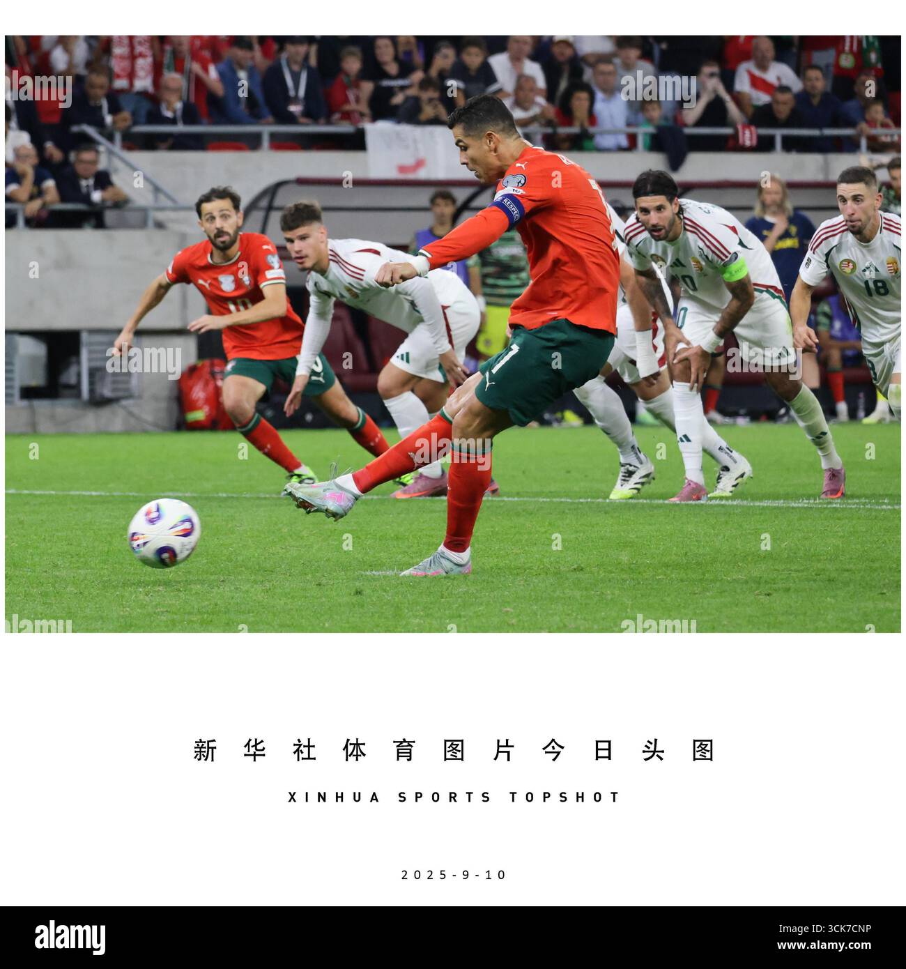 Pechino, Cina. 9 settembre 2025. Cristiano Ronaldo (davanti C) del Portogallo tira e segna un calcio di rigore durante la partita di calcio delle qualificazioni europee ai Mondiali 2026 tra Ungheria e Portogallo a Budapest, Ungheria, il 9 settembre 2025. Crediti: Attila Volgyi/Xinhua/Alamy Live News Foto Stock Pechino, Cina. 9 settembre 2025. Cristiano Ronaldo (davanti C) del Portogallo tira e segna un calcio di rigore durante la partita di calcio delle qualificazioni europee ai Mondiali 2026 tra Ungheria e Portogallo a Budapest, Ungheria, il 9 settembre 2025. Crediti: Attila Volgyi/Xinhua/Alamy Live News Foto Stock