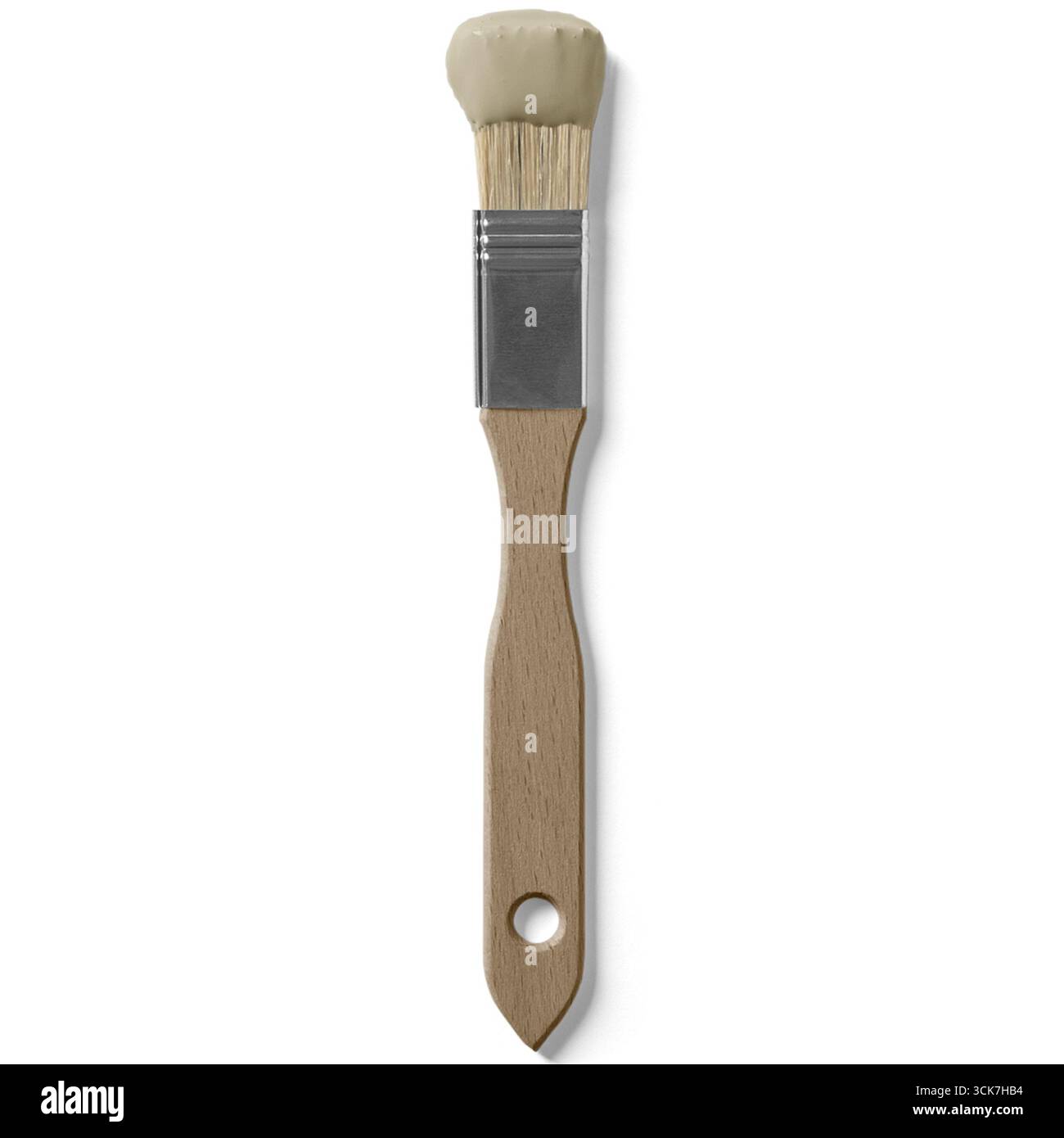 Pennello con manico in legno e testina a setole morbide, utilizzato per applicare vernice o finiture. Foto Stock