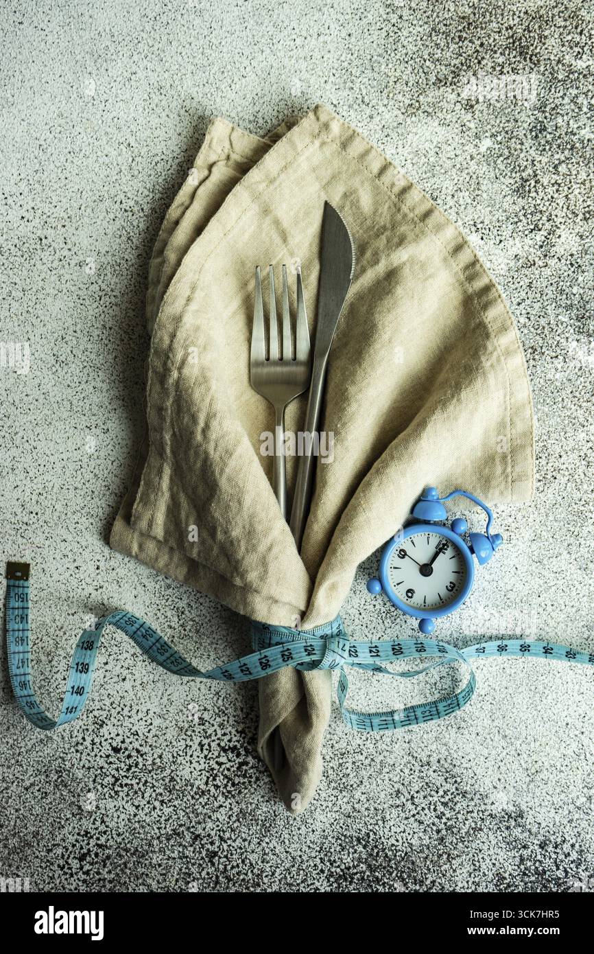 Perdere il concetto di peso con posate set con metro a nastro Foto Stock