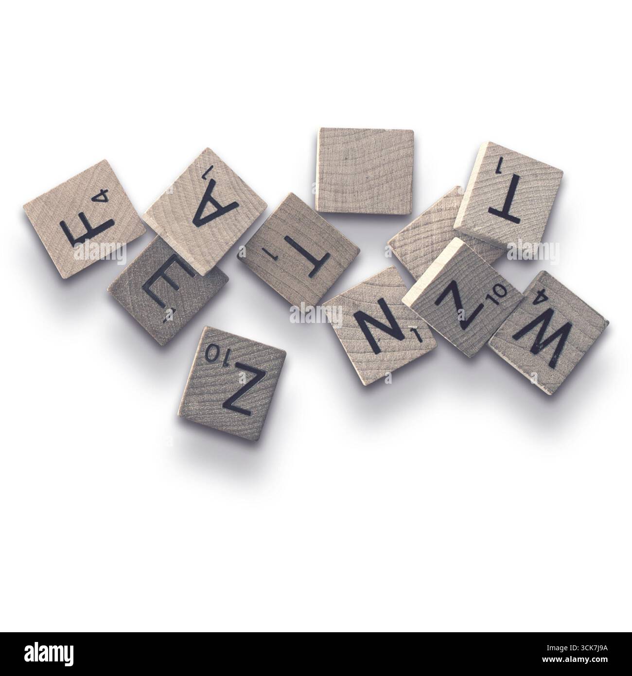 Una collezione di tessere di lettere in legno sparse, probabilmente per un gioco di parole o per scopi educativi. Foto Stock