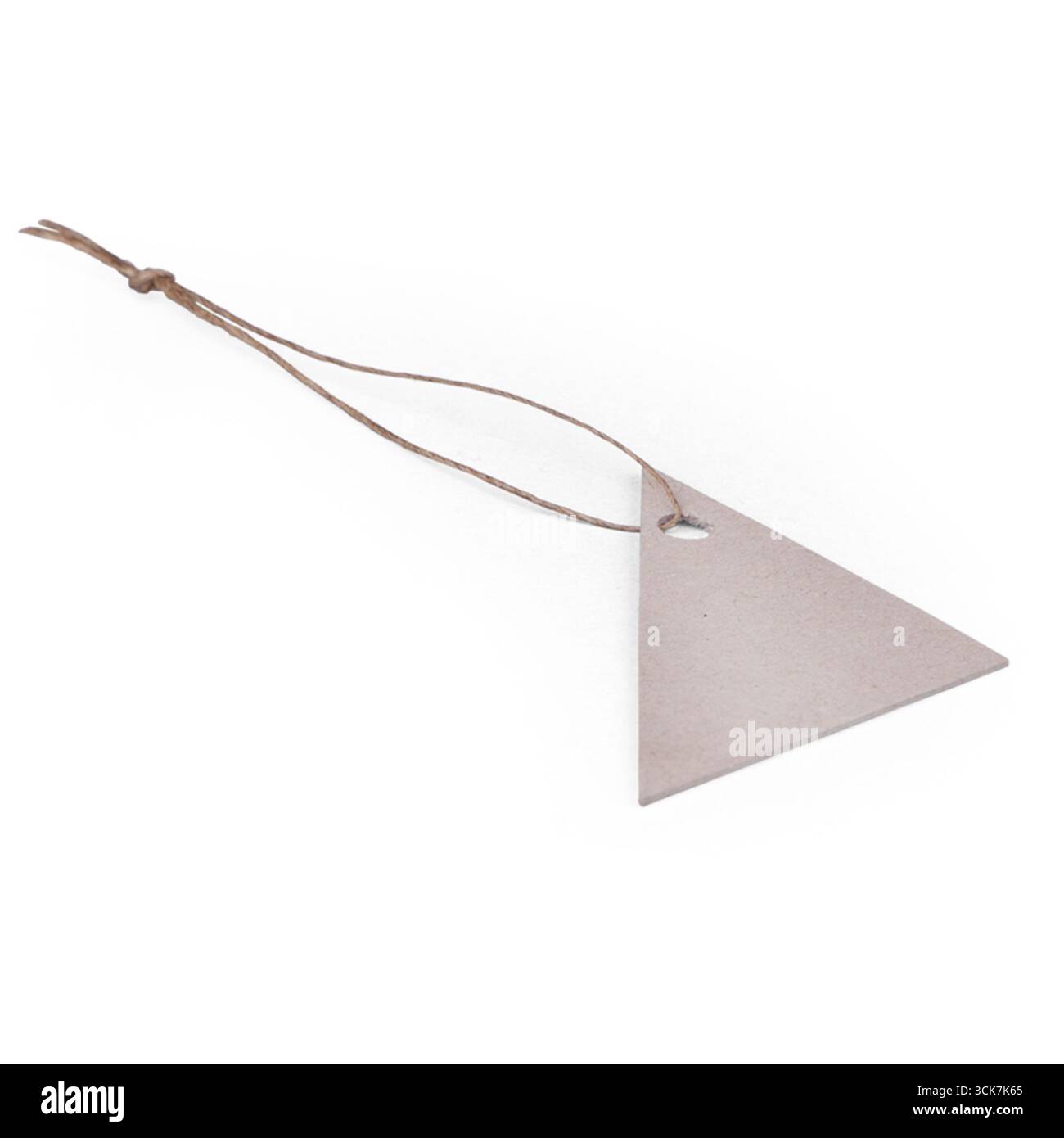 Un'etichetta triangolare realizzata in carta marrone con un foro e un filo per il fissaggio. Foto Stock