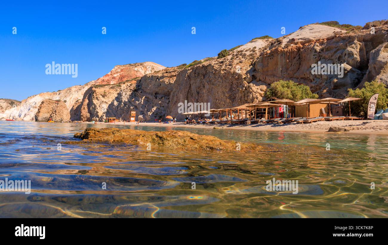 Spiaggia di Firiplaka, Milos, dove le acque turchesi si incontrano con le spettacolari scogliere vulcaniche nel cuore delle Cicladi Foto Stock