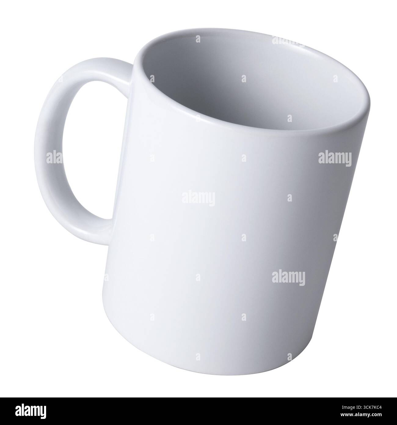 Tazza da caffè bianca inclinata leggermente, ideale per la personalizzazione o il branding. Foto Stock