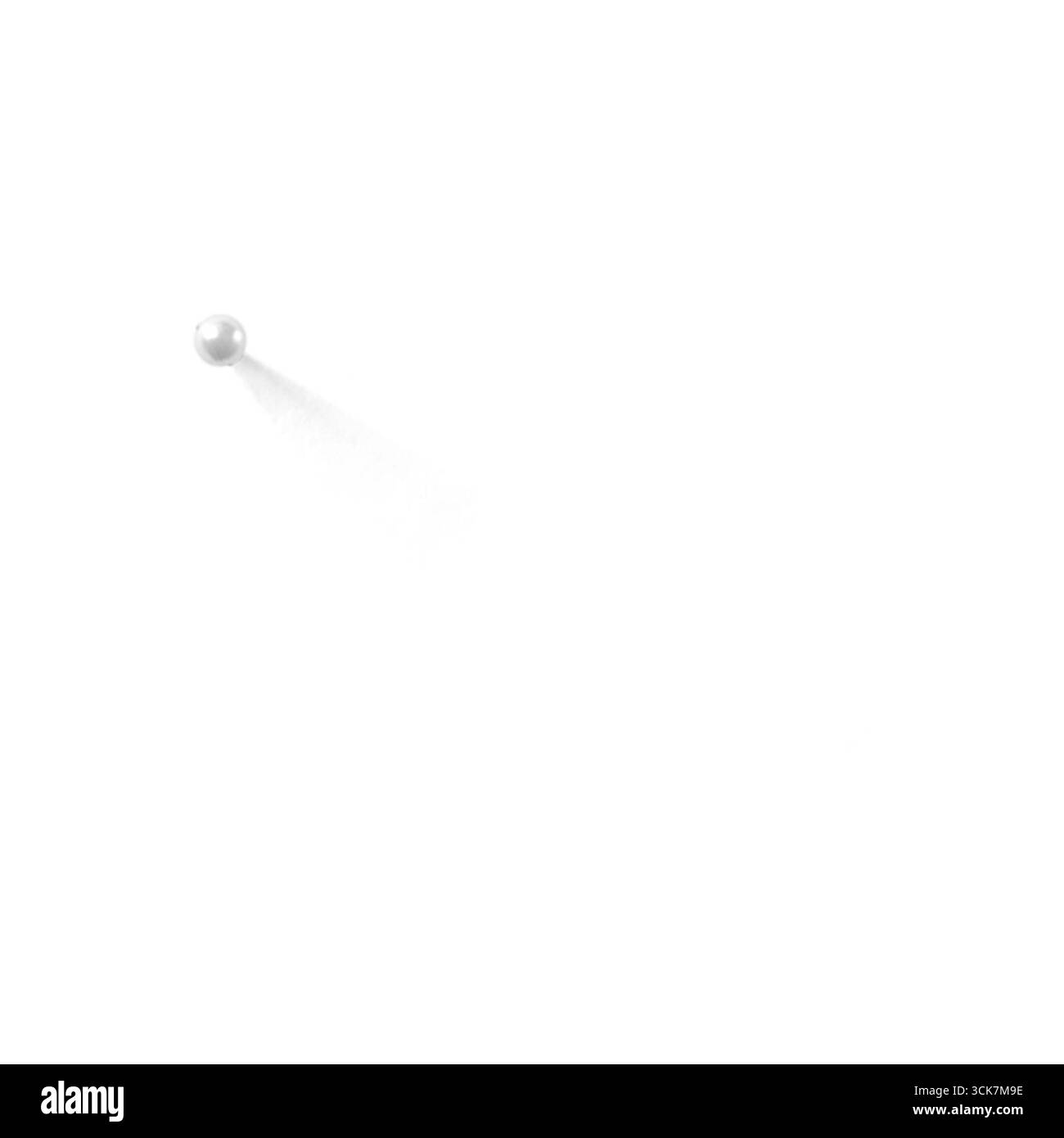 Un'animazione minimalista con una piccola sfera che proietta un'ombra su uno sfondo bianco. Foto Stock Un'animazione minimalista con una piccola sfera che proietta un'ombra su uno sfondo bianco. Foto Stock