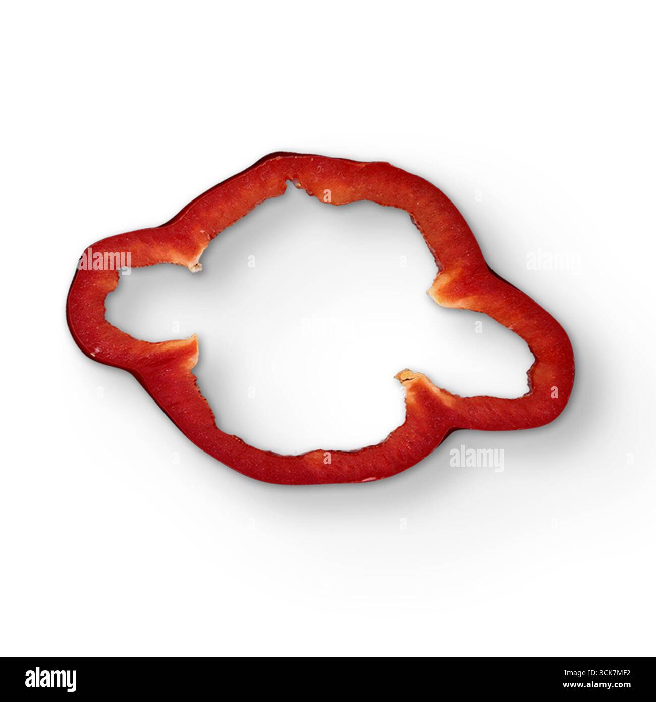 Una fetta di peperone rosso a forma di pianeta, che mette in risalto la creatività e la presentazione del cibo. Foto Stock
